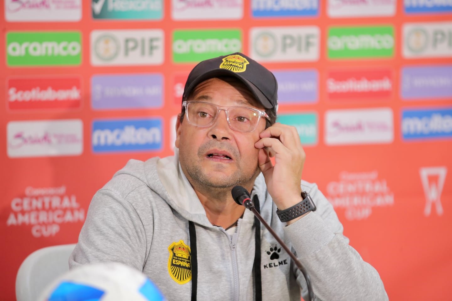 होंडुरासमध्ये, ज्युस्टिन कॅम्पोसने त्याच्याच संघ, रियल एस्पानाबद्दल असामान्य तक्रार केली