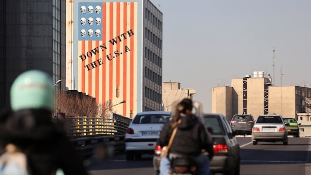 इराणने युनायटेड स्टेट्सबरोबर अप्रत्यक्ष आण्विक चर्चा पुन्हा सुरू केल्यामुळे होर्मुझची सामुद्रधुनी अंशतः बंद केली