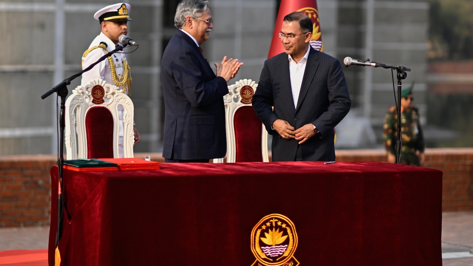 बांगलादेशच्या नव्या पंतप्रधानांचा त्यांच्या पक्षाच्या निवडणुकीत दणदणीत विजयानंतर शपथ घेतली जात आहे