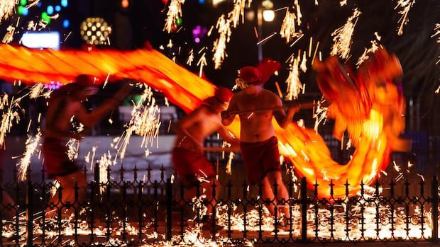 चीनमध्ये चंद्र नववर्षाच्या उत्सवादरम्यान फटाक्यांच्या दुकानात झालेल्या स्फोटात १२ जणांचा मृत्यू झाला.