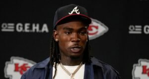 चीफ बॉस राशी राइस यांनी आपल्या माजी मैत्रिणीवर शारीरिक अत्याचार केल्याचा आरोप या खटल्यात करण्यात आला आहे.