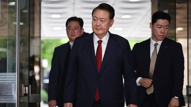 मार्शल लॉ लागू केल्याबद्दल दक्षिण कोरियाचे माजी राष्ट्राध्यक्ष यून यांना जन्मठेपेची शिक्षा सुनावण्यात आली होती