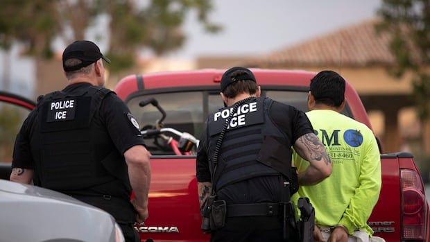 फेडरल न्यायाधीशांनी ट्रम्प प्रशासनावर स्थलांतरितांविरूद्ध ‘दहशतवाद’ असल्याचा आरोप केला, सामूहिक अटकेचा निर्णय रद्द केला