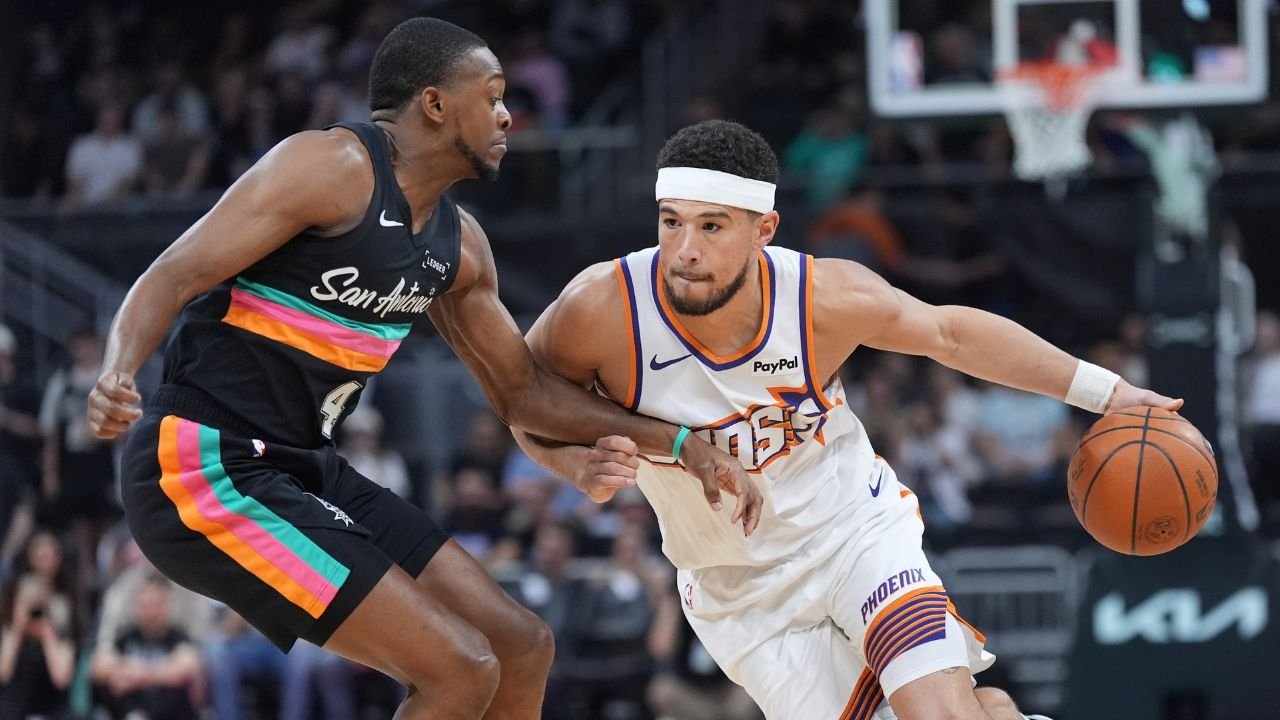 उजव्या मांडीच्या दुखण्यामुळे सनसचा खेळाडू डेविन बुकर स्पर्सविरुद्धच्या सामन्यातून बाहेर पडला