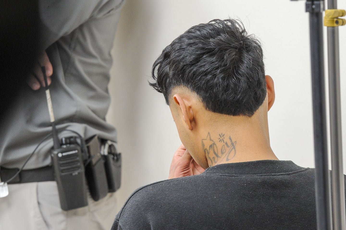 क्रूर स्त्रीहत्येचा आरोप असलेल्या नादिया पेराझा टॅटूसह खटला चालवल्या गेल्या ज्याने प्रतिक्रिया उमटवली