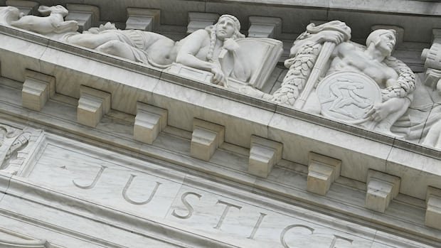 यूएस सुप्रीम कोर्टाने निर्णय दिला आहे की ट्रम्प यांनी आणीबाणी कायद्यांतर्गत टॅरिफ लादण्याचा अधिकार ओलांडला आहे.