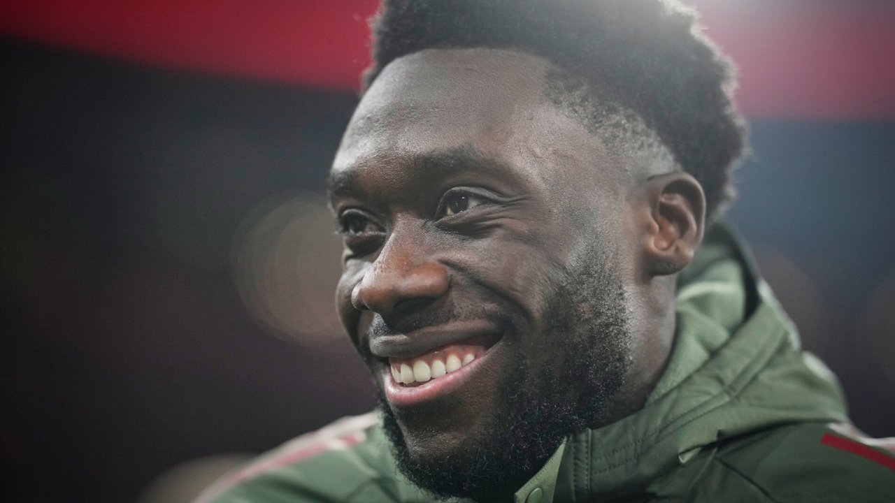 कॅनडा सॉकर म्हणतो की अल्फोन्सो डेव्हिसच्या दुखापतीबाबत ते बायर्न म्युनिकशी जवळच्या संपर्कात आहे