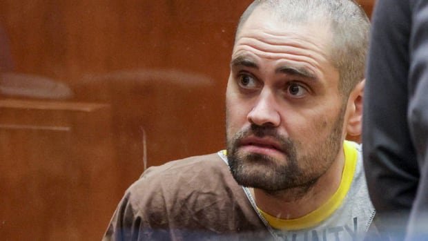 निक रेनरने त्याच्या पालकांच्या हत्येसाठी दोषी नसल्याची कबुली दिली आहे