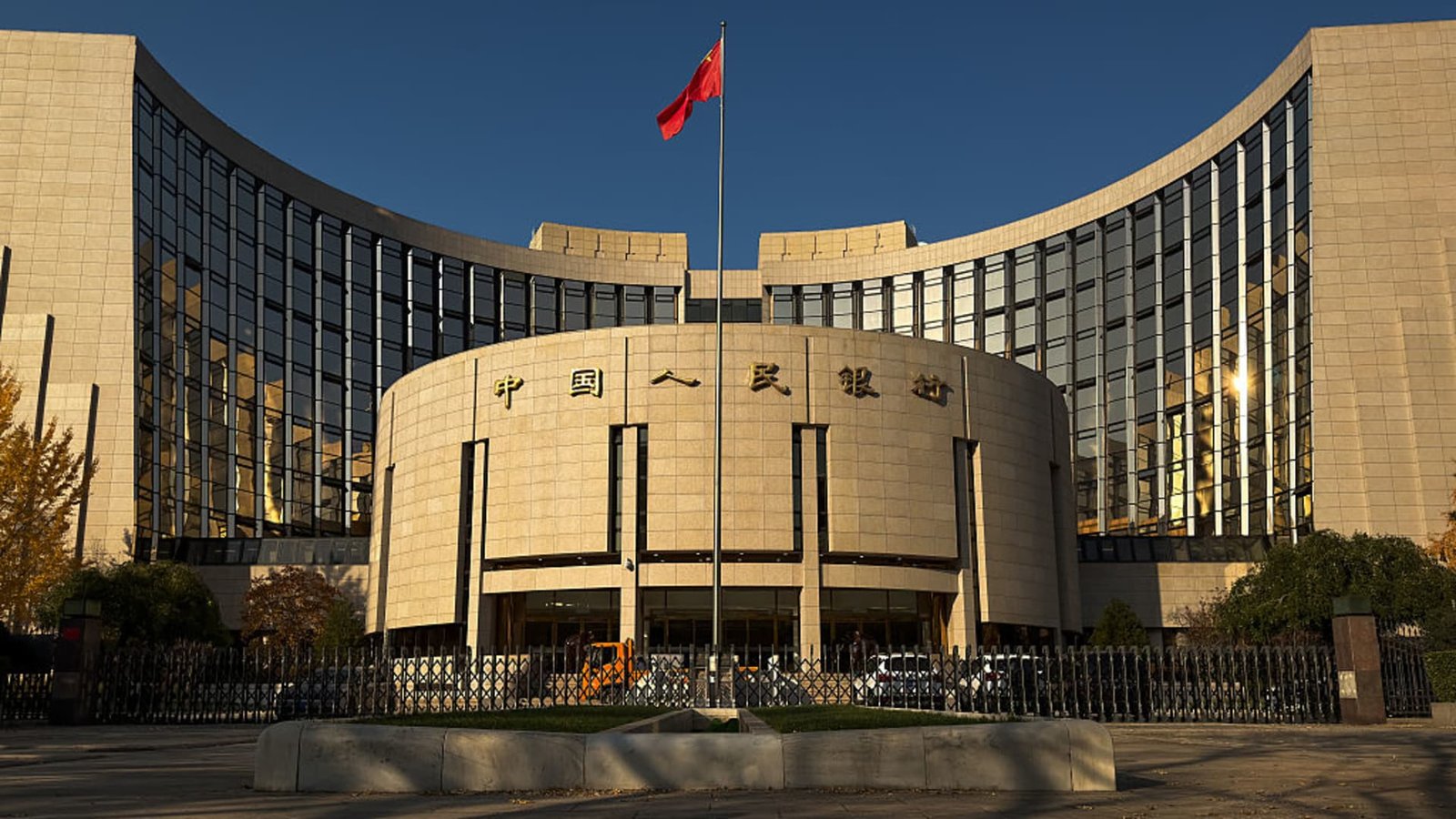 आशियाई बाजारांनी वॉल स्ट्रीट विक्रीची ऑफसेट केली कारण ट्रम्पने टॅरिफ धोका आणि एआय टेक हिटची भीती पुनरुज्जीवित केली