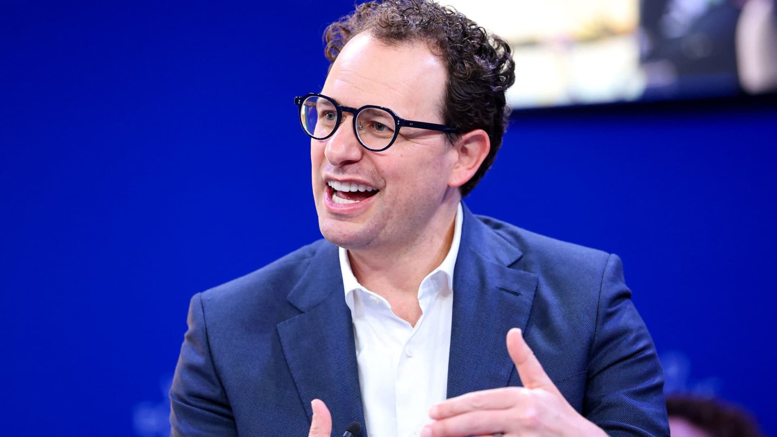 सरासरी ऑफिस कर्मचाऱ्यांसाठी मानववंशशास्त्र अपडेट क्लॉड कॉवर्क टूल