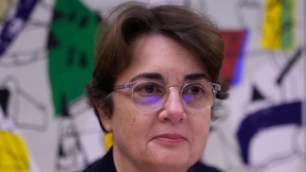 लुव्र संग्रहालयाच्या संचालकाने दरोडा, तिकीट फसवणूक दरम्यान राजीनामा दिला