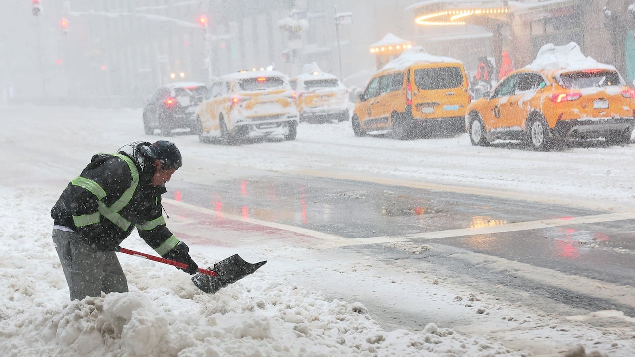 हिवाळ्यातील वादळाने न्यूयॉर्क शहरावर 50 सेंटीमीटर बर्फ टाकला