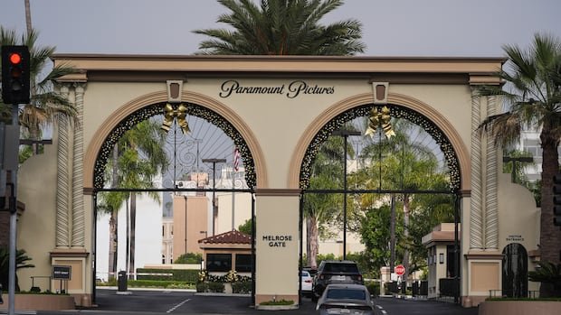 हॉलीवूडच्या दिग्गज कंपनीसाठी Netflix सोबतच्या लढाईत वॉर्नर ब्रदर्स विकत घेण्यासाठी पॅरामाउंट अप्स बोली