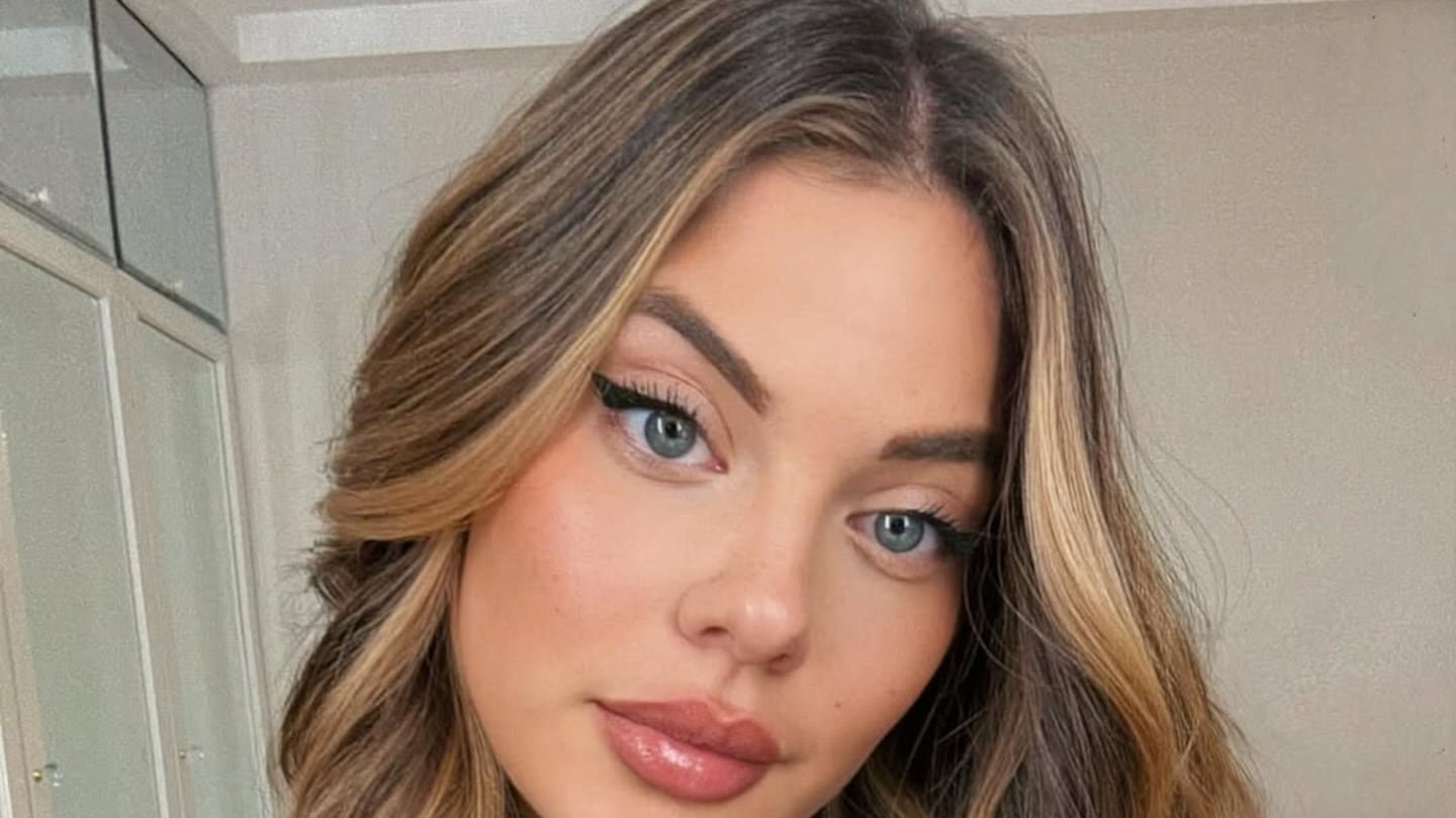 लॉरा ऑर्टेगा तिच्या मुलीच्या नवीन घरात असणारी खोली दाखवते