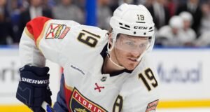 मेपल लीफ्स विरुद्ध सुवर्णपदक समारंभाची वाट पाहत असताना ताकाचुक पँथर्सकडे परतला