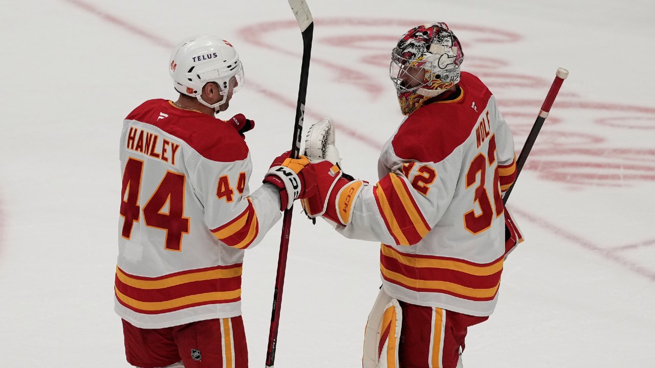 फ्लेम्सचा डस्टिन वुल्फ सेलेब्रिनी आणि त्याच्या मूळ गावी शार्कमधून स्पॉटलाइट चोरतो