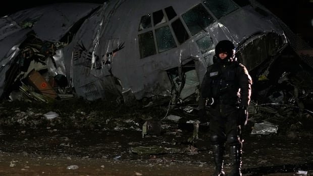 नोटा घेऊन जाणारे बोलिव्हियन मालवाहू विमान कोसळून 15 जणांचा मृत्यू झाला