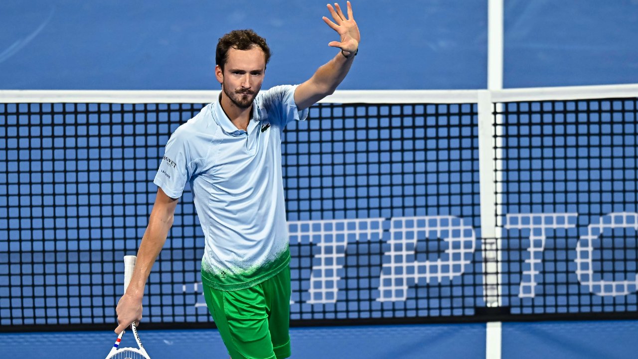 मेदवेदेवने दुखापतग्रस्त ग्रीकस्पोरविरुद्ध वॉकओव्हरमध्ये दुबईचे विजेतेपद पटकावले