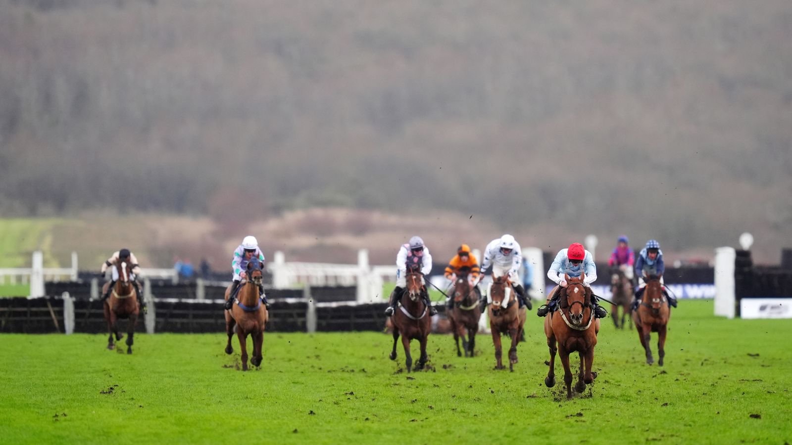 आज स्काय स्पोर्ट्स रेसिंग वर: ला हिगुएराची हॅट्ट्रिक चेस ला रविवारी थेट Ffos Las फीचर्स जंप ॲक्शन | रेसिंग बातम्या