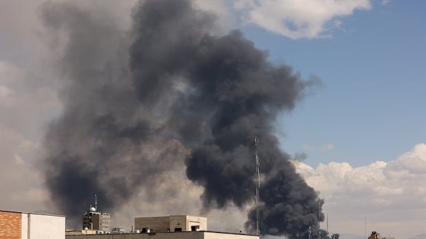 इस्रायलने नवा हल्ला केल्यावर इराणची राजधानी स्फोटांनी हादरली