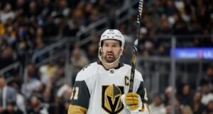 गोल्डन नाइट्सचा कर्णधार मार्क स्टोन पेंग्विनविरुद्ध खेळ सोडतो