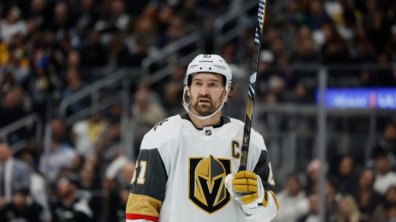 गोल्डन नाइट्सचा कर्णधार मार्क स्टोन पेंग्विनविरुद्ध खेळ सोडतो