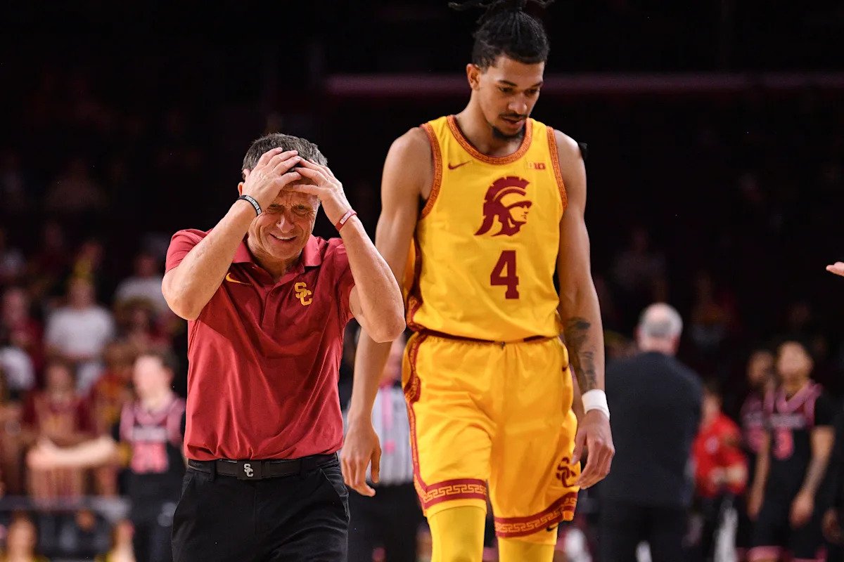 चाड बेकर-मझारा सीझनच्या शेवटच्या आठवड्यात USC मधून बाहेर आहे कारण ट्रोजन्सने NCAA टूर्नामेंट पुश करून गमावलेली स्किड स्नॅप करण्याचा प्रयत्न केला आहे.