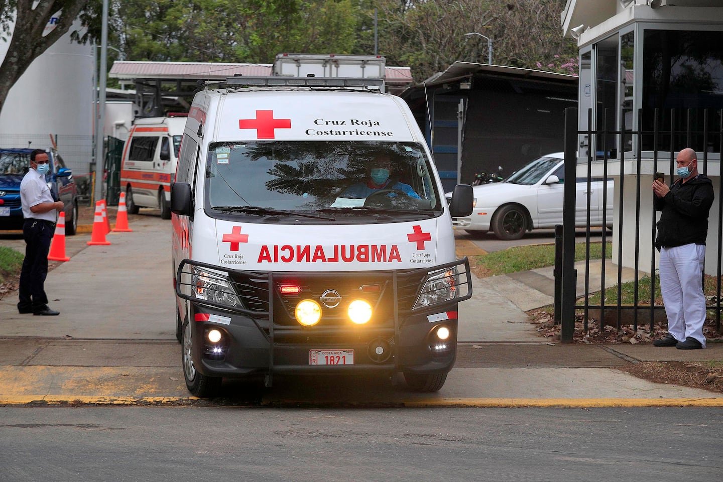 आणीबाणी एजन्सींनी मार्ग 27 वर ट्रेलर आणि बस यांच्यात झालेल्या हिंसक टक्करला प्रतिसाद दिला