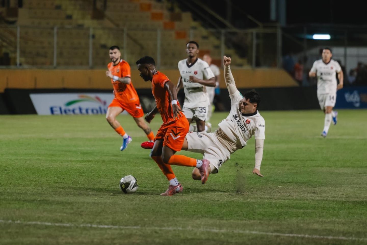 हॉर्न्स नंतर, अलाजुएलानेससाठी लाठी: पुंटरेनास येथे झालेला पराभव ही मनुडोसच्या तारखेची एकमेव वाईट गोष्ट नव्हती.