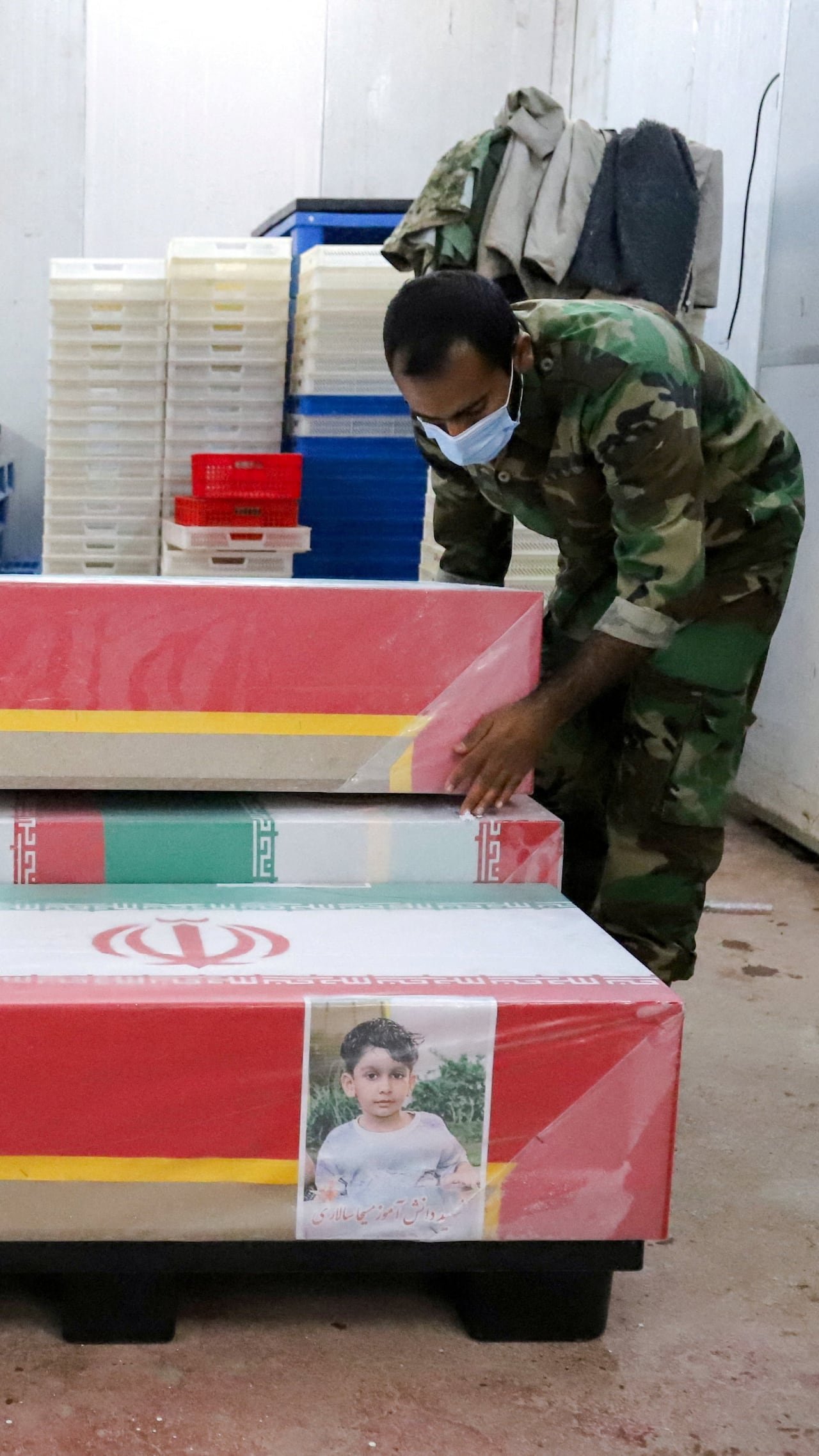 इराणच्या शाळेतील हवाई हल्ल्यात मारल्या गेलेल्या शाळकरी मुलींसाठी अंत्यसंस्कार सेवा आयोजित करण्यात आली होती