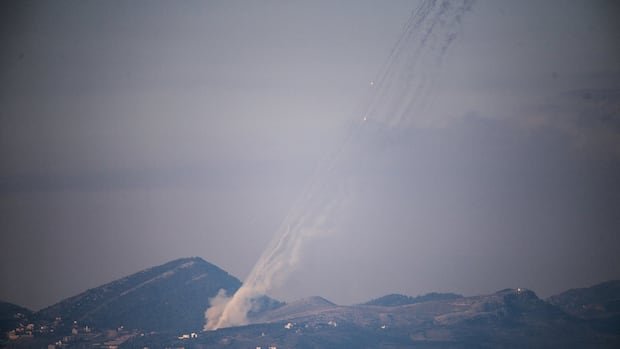 इस्रायलने दक्षिण लेबनॉनमध्ये सैन्य पाठवले, कारण हिजबुल्लाहने ‘खुल्या युद्धाची’ तयारी करण्याची शपथ घेतली