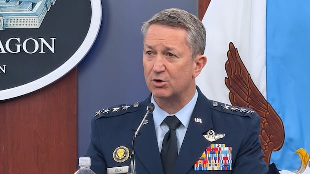 अमेरिकेच्या एका पाणबुडीने हिंद महासागरात इराणी जहाजावर टॉर्पेडो केला आणि डझनभर जण ठार झाले, असे वृत्त आहे