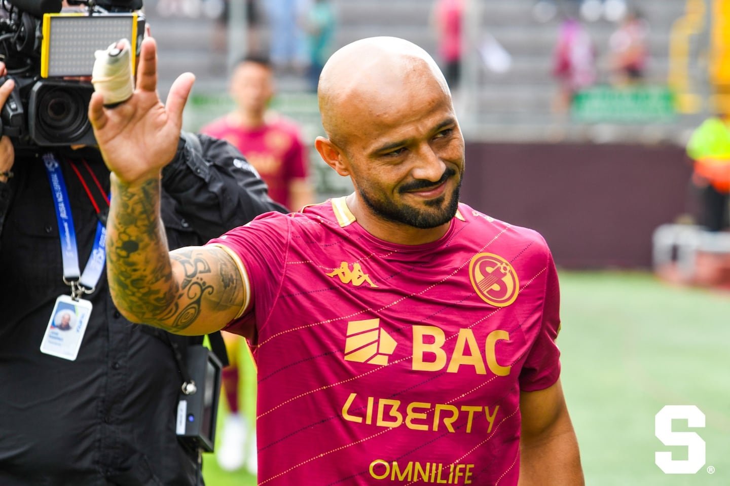 रिकार्डो ब्लँकोच्या पत्नीने ऑनलाइन प्राप्त झालेल्या कठोर टिप्पण्यांना प्रतिसाद दिला