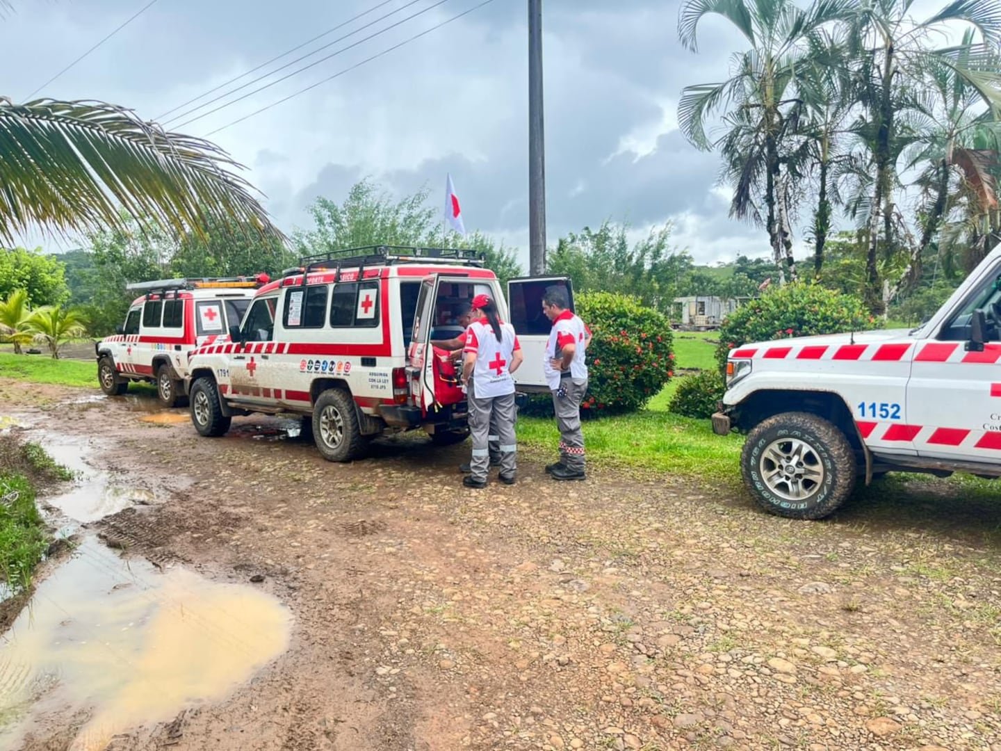 बस स्टॉपवर हिंसक एकाधिक टक्कर होण्यास आपत्कालीन एजन्सी प्रतिसाद: जखमींमध्ये एक महिन्याचे बाळ असेल