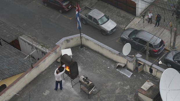 इक्वेडोरने आपले राजदूत आणि कर्मचारी ‘पर्सोना नॉन ग्रेटा’ घोषित केल्यानंतर क्युबाने संताप व्यक्त केला