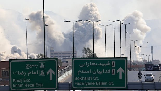 मध्यपूर्वेतील देशांनी हल्ल्यापासून बचाव केल्यामुळे, इराणचे युद्ध वाढले आणि पाश्चात्य देश त्यात सामील झाले