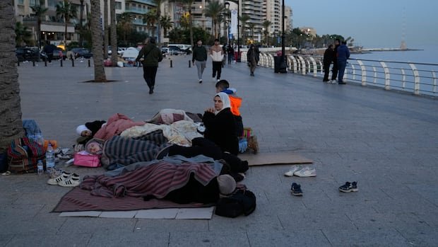 ‘हे चुकीचे आहे,’ लेबनीज रहिवासी म्हणतात, इस्त्रायली हल्ल्यांमुळे हजारो लोक विस्थापित झाले आहेत