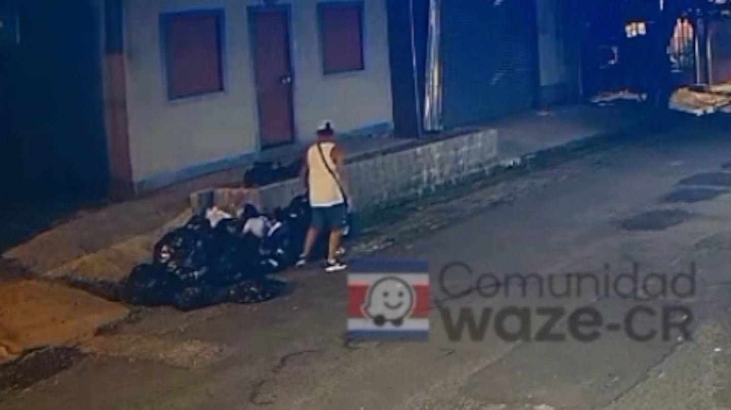 पेरेझ झेलेडॉनमधील एका 7 वर्षांच्या मुलीला कचऱ्याच्या ढिगाऱ्यात टाकल्याचा संशय असलेल्या सावत्र पित्याविरुद्ध हे आदेश जारी करण्यात आले होते.