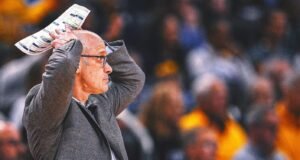 मार्क्वेटच्या 4 क्रमांकाच्या यूकॉनवर 68-62 अशा विजयाच्या अंतिम सेकंदात डॅन हर्लीला बाहेर काढण्यात आले.