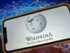 वयाच्या 25 व्या वर्षी, विकिपीडियाला दुहेरी धोक्याचा सामना करावा लागतो: AI चा उदय आणि स्थानिक माध्यमांची घसरण