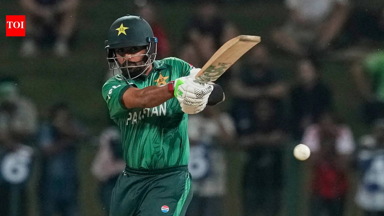 पाकिस्तानचे प्रशिक्षक माईक हेसन यांनी विश्वचषकातील आपत्ती क्रिकेटच्या बातम्यांनंतर बाबर आझमला वगळण्याबाबत मौन सोडले.