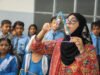 विज्ञान शिक्षक पाकिस्तानी मुलांना उपायांची कल्पना करण्यात मदत करतात.