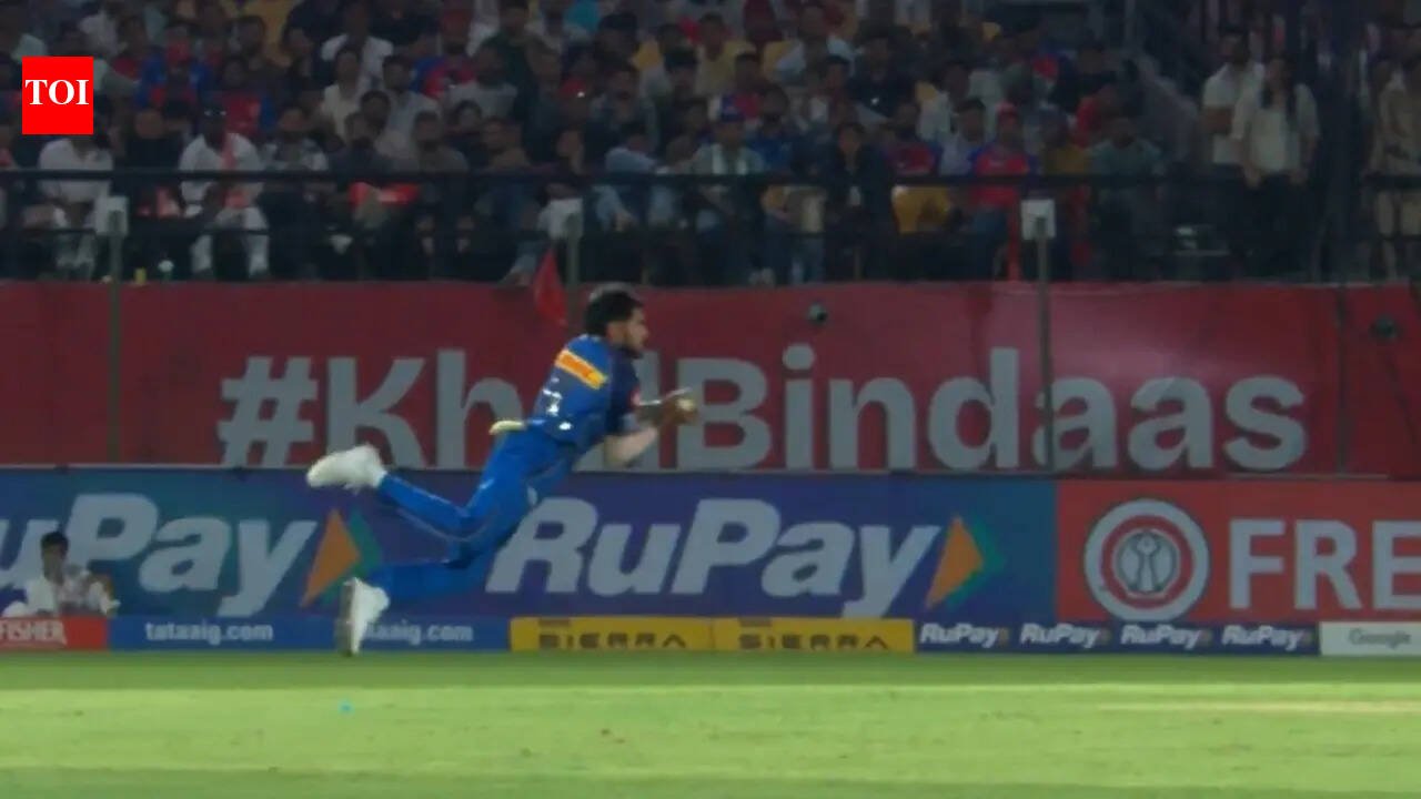 MI चे राज बावा आयपीएल विरुद्ध PBKS मधील जबरदस्त झेल पूर्ण करण्यासाठी डावीकडे उडून