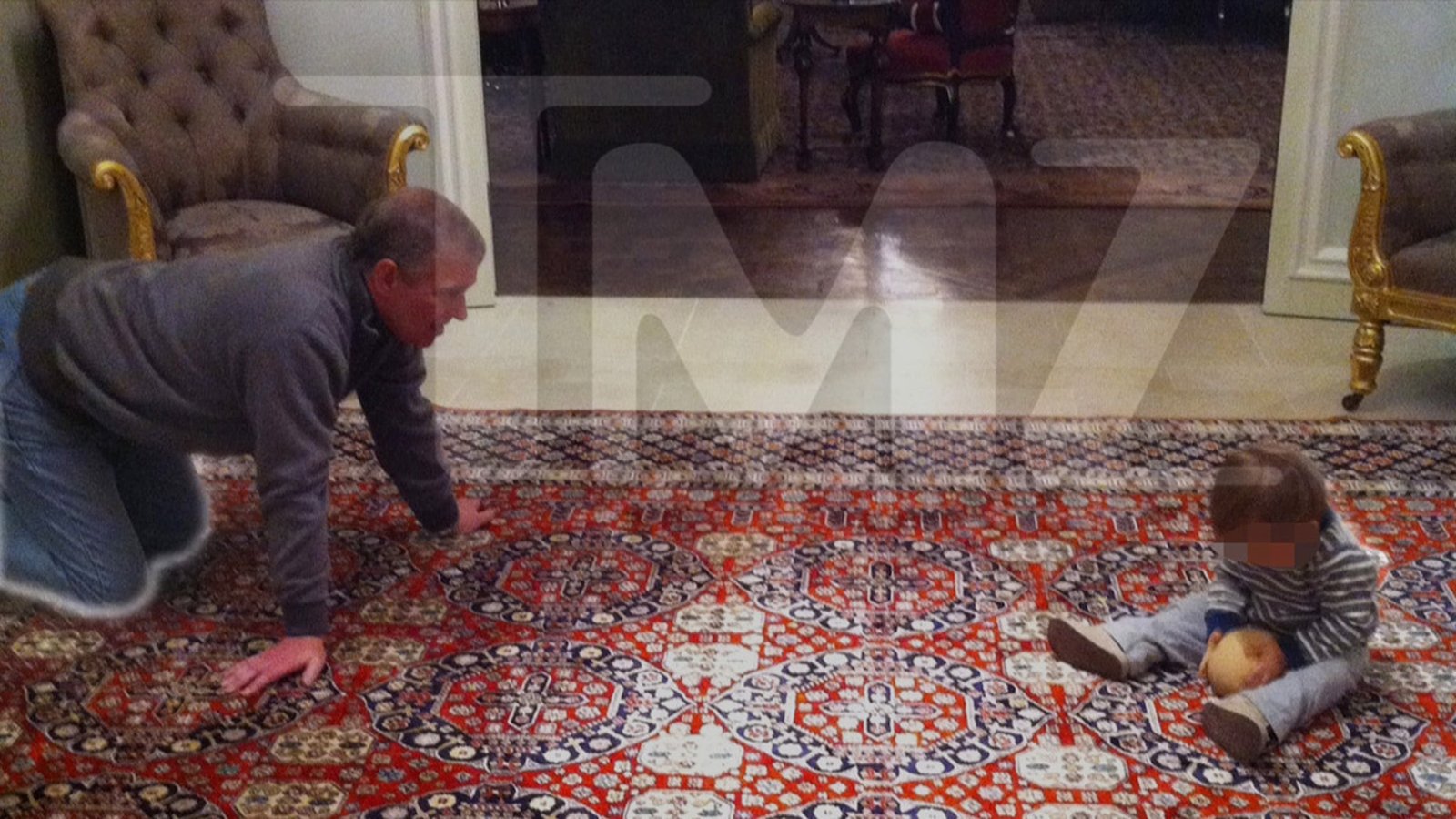 माजी प्रिन्स अँड्र्यू फोटोंमध्ये बाळासह एक बूबी बॉल फेकत आहे