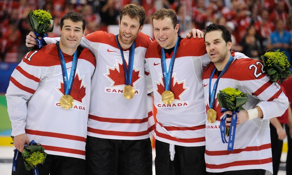 मिलान ऑलिम्पिकमध्ये कॅनडा युनायटेड स्टेट्सविरुद्ध खेळत असताना मॅक्लीन सेलेब्रिनी सुवर्णाचा पाठलाग केला