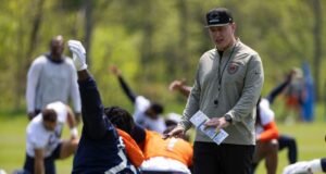 बचावात्मक कर्मचाऱ्यांवर गस ब्रॅडलीची जागा घेण्यासाठी 49ers मॅट एबरफ्लसला नियुक्त करतात