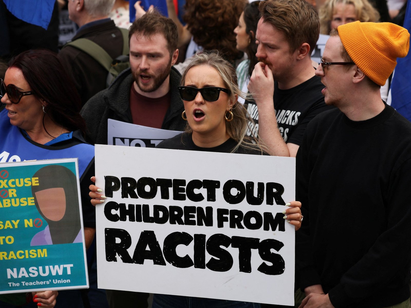 मशिदींवरील हल्ले, लहान मुलांचे वांशिक अत्याचार यूकेच्या वर्णद्वेषाच्या बातम्यांमध्ये कठोर उजवे वाढतात