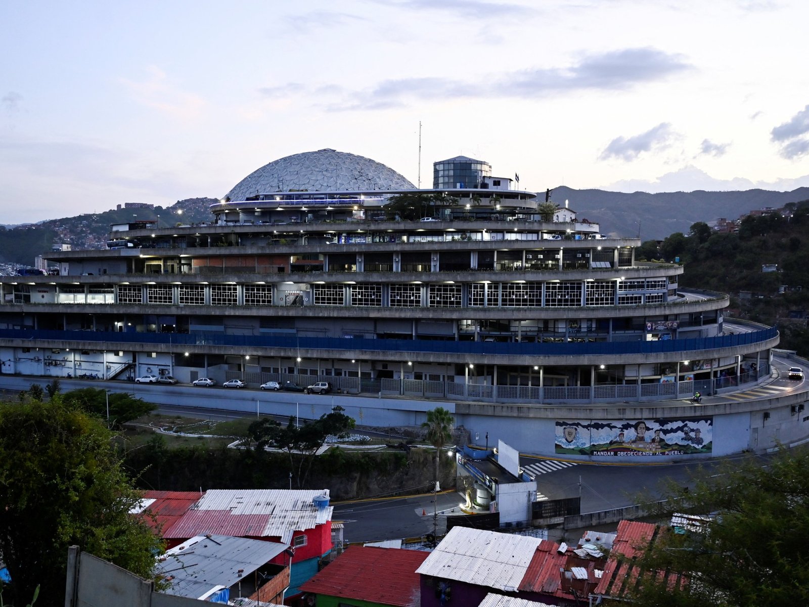 निकोलस मादुरोच्या कैद्यांच्या सुटकेदरम्यान व्हेनेझुएलाचे हक्क कार्यकर्ते जेव्हियर ताराझोना यांची सुटका झाली