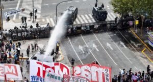 अर्जेंटिना मध्ये कामगार अधिकार मर्यादित करण्यासाठी आंदोलकांची पोलिसांशी चकमक | निषेध बातम्या