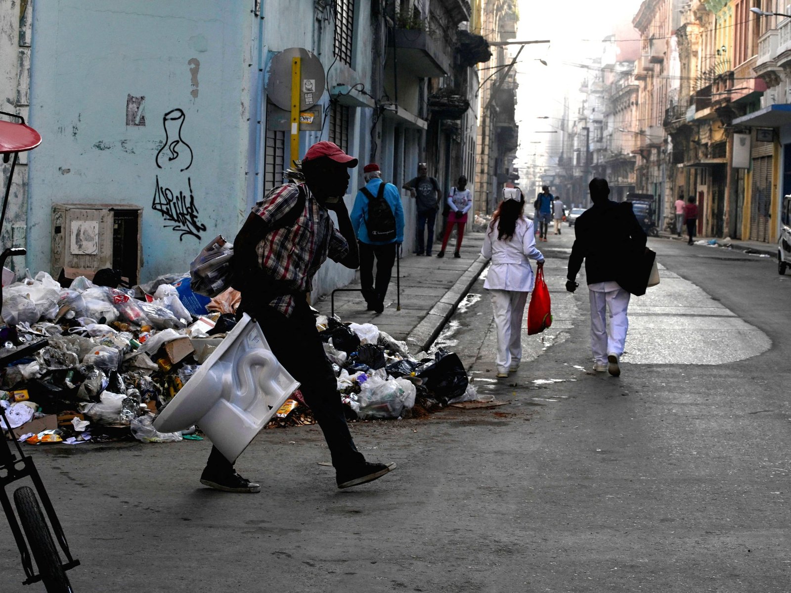अमेरिकेने लादलेल्या इंधन बंदीमुळे क्युबामध्ये कलेक्शन ट्रक कचरा जमा करतात डोनाल्ड ट्रम्पच्या बातम्या